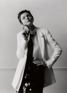 544388508_emma-corrin-6.jpg