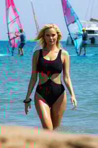 Aqua_429_Pia_Black.jpg