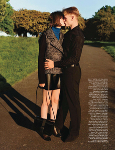 British_Vogue_2014-09-377.thumb.png.446bc0709216ea51314bfd15c7a283ba.png