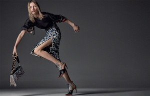 Dior-Fall_Winter_2016_17-Julia_Nobis_by_Steven_Meisel-01jpg.thumb.jpg.255f14793d0dbac30dbfc55dd7d4a3c1.jpg