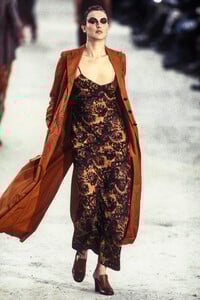 DriesVanNoten1997WomenRTW26.thumb.jpg.7b85716fed1342429fbf22b2c6567812.jpg
