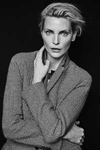 Giorgio_Armani-New_Normal-2016-Campaign-08-Nadja_Auermann-by-Peter_Lindbergh.thumb.jpg.5e8041aa423dcc1c9f16a7adc7111ef3.jpg