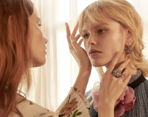 Gucci-Jewellery-Watches-Spring-Summer-2016-Eva-Daria-Minaeva-Polina-Oganicheva-by-Glen-Luchford-05.thumb.jpg.21e59d0caa7d1971c8618190123daea8.jpg