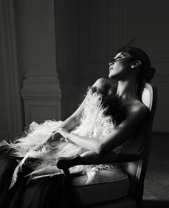 HarpersBazaarUSJune201810.thumb.jpg.a69f5571031d957f311cf43d11019533.jpg
