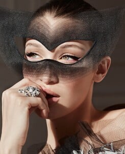 HarpersBazaarUSJune20184.thumb.jpg.12658cec60989b3287665bfa97c10b9f.jpg