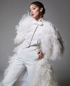 HarpersBazaarUSJune20186.thumb.jpg.8ab0f9d6fcb5b79dbdef73d1ffcf3150.jpg