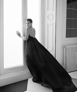 HarpersBazaarUSJune20187.thumb.jpg.d5c55b8f0fb11e18b0a0b4b52784ab89.jpg