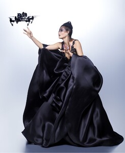 Harpers_Bazaar_USA_-_October_2017-40.thumb.jpg.ee122d3b5775ae52306bc57b899ec348.jpg