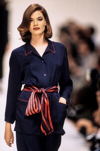LolitaLempicka1992WomenRTW92.thumb.jpg.a4841a2e1d61ccae0b2d61994f624aef.jpg