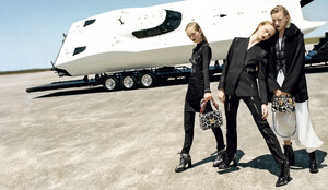 Louis-Vuitton-FW16-Jean-Campbell-Erika-Linder-Rianne-Van-Rompaey-by-Bruce-Weber.thumb.jpg.d1818f52d9741b7568378acdb4e5a61b.jpg