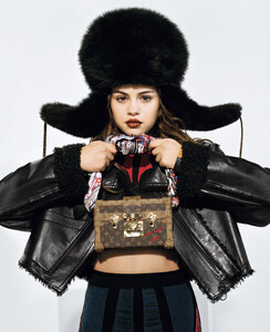 Louis-Vuitton-FW16-Selena-Gomez-by-Bruce-Weber-01.thumb.jpg.1d107cf51a8807f2a35e43c152c98f15.jpg
