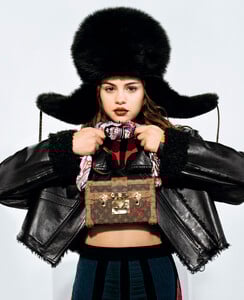 Louis-Vuitton-FW16-Selena-Gomez-by-Bruce-Weber-01.thumb.jpg.948381ff21ea4d6faa6cddfa9a21de99.jpg