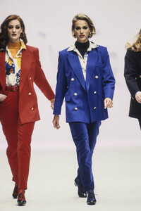 MaxMara1992FW18.thumb.jpg.e2e5294ee336ccb357d25b367cac7aa1.jpg