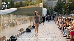 Moscow Fashion Week 2022 -  VALENTIN YUDASHKIN (2) ...mp4_snapshot_00.01.409.jpg