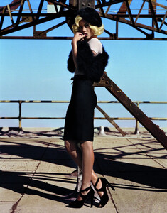 Rihanna-Vogue-UK-November-2011-5.thumb.jpg.5f57c493d295544183229e7ba6ebc46b.jpg