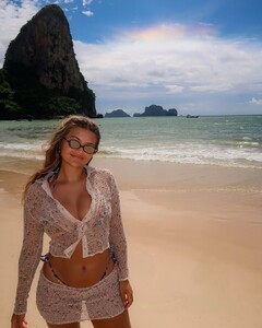 Sofia_Jamora_in_bikini_top_01-20-2025__3_.jpg
