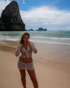 Sofia_Jamora_in_bikini_top_01-20-2025__4_.jpg