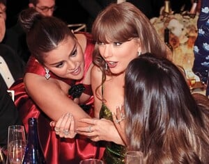 TaylorSwift-UsWeekly2025_01_06.thumb.jpg.c32abdf8498d90fb8468ff5a6bbde715.jpg