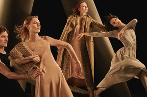 Valentino-Fall-Winter-2016-Jamie-Bochert-Julia-Nobis-Karen-Elson-Katlin-Aas-Garen-Scribner-Nathan-Madden-by-Steven-Meisel-03.thumb.jpg.e03da7f86fdb177342b991ac2ba4b1a5.jpg