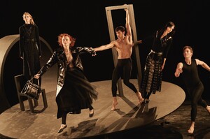 Valentino-Fall-Winter-2016-Jamie-Bochert-Julia-Nobis-Karen-Elson-Katlin-Aas-Garen-Scribner-Nathan-Madden-by-Steven-Meisel-08.thumb.jpg.6840e769d0ebabb68311649749a70654.jpg