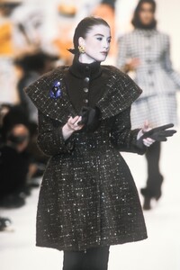 Valentino1991WomenRTW50.thumb.jpg.d65abfbcd12381bbbf13d255a029c1d0.jpg