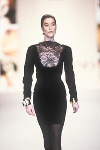 Valentino1991WomenRTW95.thumb.jpg.586d0487f4e88f2814bf629fdea7bf8a.jpg