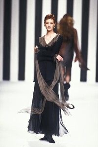 Valentino1994FW7.thumb.jpg.3fa06ddd36a54698bdbccdac0feb1566.jpg