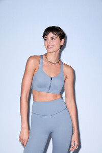 Victorias-Secret-2024-Valentines-Day-Taylor-VSX-Knockout-Front-Close-Sports-Bra-Elevate-Legging-2 (1).jpg