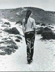 VogueUK2012-05-206.thumb.png.f8abe70b56dbaf2d5f3ae5a583f9a39b.png