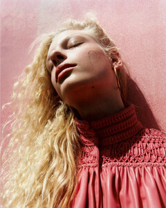 Vogue_UK-February_2016-04-Frederikke_Sofie-by_Tyrone_Lebon.thumb.jpg.9542039c23ac26e96ed4fc03096583f0.jpg