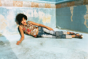 Vogue_UK-February_2016-16-Damaris_Goddrie-by_Tyrone_Lebon.thumb.jpg.1519107d309544404f5c36faca234527.jpg