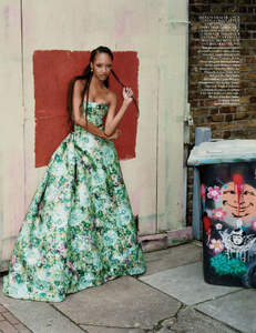 Vogue_uk_2012-10-285.thumb.png.4f097b937199e87f3938c7407aa7368f.png