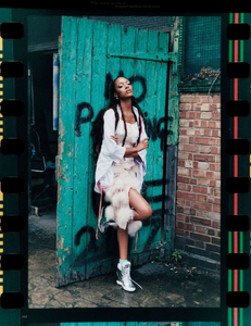 Vogue_uk_2012-10-294.thumb.png.0d477f95cb6649854d7c8445fb62bbd2.png