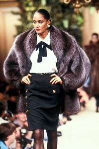 Yves Saint Laurent 1988 Haute Couture FW 31.jpg
