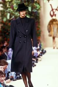 Yves Saint Laurent 1988 Haute Couture FW 6.jpg