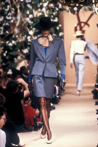 YvesSaintLaurent1988HauteCoutureSS10.thumb.jpg.ae228cf51af2253931bcb391b90672b6.jpg