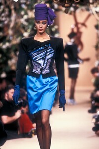 YvesSaintLaurent1988HauteCoutureSS16.thumb.jpg.68a01e7fdb6b51cb14c806ab13e63fab.jpg