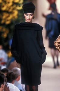 YvesSaintLaurent1990HauteCoutureFW13.thumb.jpg.8229e992ed8043150a49cee13a217ec9.jpg