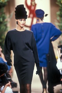 YvesSaintLaurent1990HauteCoutureFW15.thumb.jpg.75bbb0bda44d7ceeaf8584f529398753.jpg