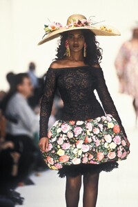 YvesSaintLaurent1992WomenRTW161.thumb.jpg.36bf5fe52fae89eff49e3093ef4bfa03.jpg