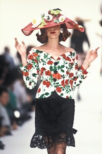 YvesSaintLaurent1992WomenRTW44.thumb.jpg.a19e4927695b45fbcafcd63fe52bf246.jpg