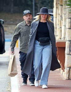 cameron-diaz-and-benji-madden-wrap-up-errands-in-montecito-01.05.2025-0.jpg