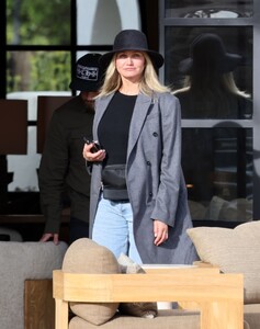 cameron-diaz-and-benji-madden-wrap-up-errands-in-montecito-01.05.2025-5.jpg