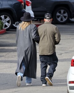 cameron-diaz-and-benji-madden-wrap-up-errands-in-montecito-01.05.2025-6.jpg