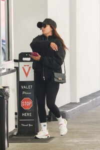 eva-longoria-picks-up-car-post-pampering-session-in-beverly-hills-02.01.2025-1.jpg