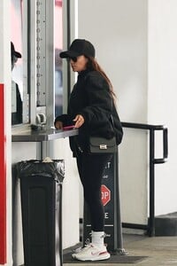 eva-longoria-picks-up-car-post-pampering-session-in-beverly-hills-02.01.2025-5.jpg