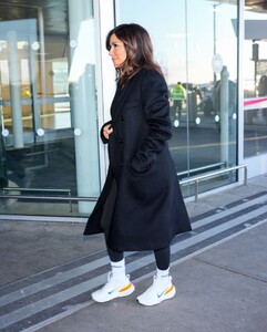 eva-longoria-spotted-out-and-about-in-new-york-city-01.14.2025-4.jpg