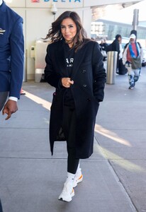 eva-longoria-spotted-out-and-about-in-new-york-city-01.14.2025-6.jpg
