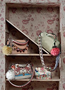 fendi-spring-summer-2017-gigi-hadid-bella-hadid-vittoria-ceretti-by-karl-lagerfeld-07.thumb.jpg.27a01df9b2f29b7b79aa73ad04024e02.jpg