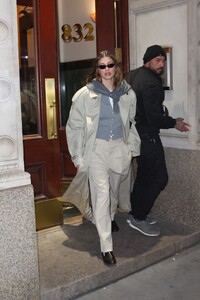 hailey-bieber-s-babushka-moment-old-hollywood-meets-street-style-in-nyc-2.jpg